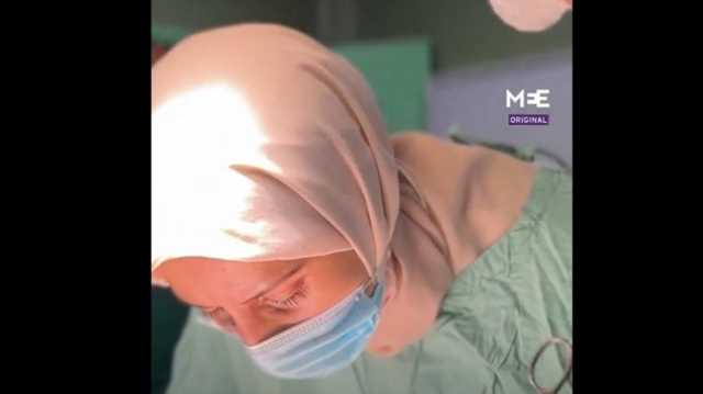 طبيبة من غزة تجري وحدها عمليات جراحية لإنقاذ حياة الجرحى (شاهد)