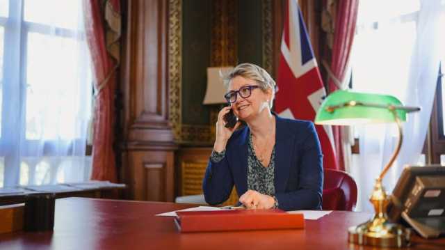 وزيرة الخارجية البريطانية تطالب بوقف دائم للحرب في غزة لا مؤقتا