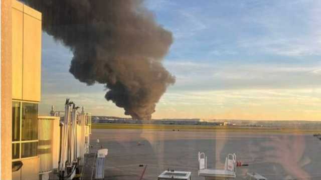 قتلى ومصابون بتحطم طائرة أمريكية بعد الإقلاع... والسبب مجهول (شاهد)