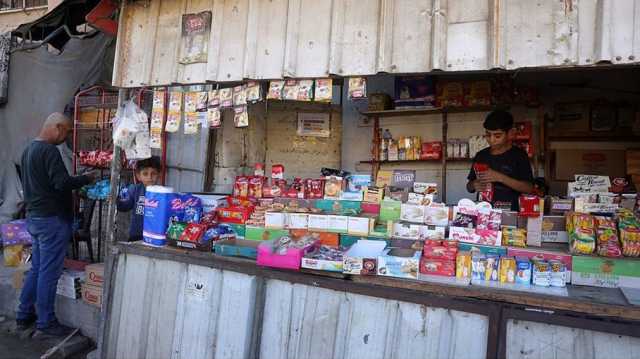 الاحتلال يهندس تجويع غزة.. سوق مليء بالكماليات وخاو من الأساسيات