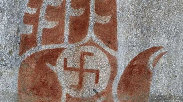 صلبان معقوفة رسمت بالدم تثير صدمة في مدينة ألمانية.. ما القصة؟