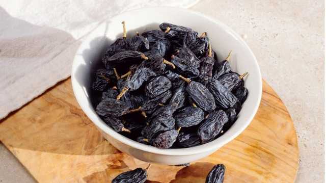 فوائد قد لا تعرفها عن الزبيب الأسود.. حفنة صغيرة تقي من أمراض عديدة