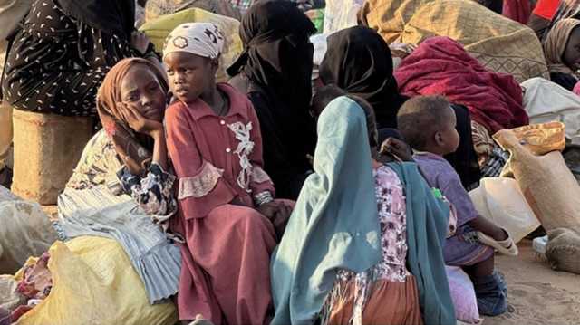 موجة نزوح بعشرات الآلاف من الفاشر.. واتهامات للدعم السريع بحرق مئات الجثث