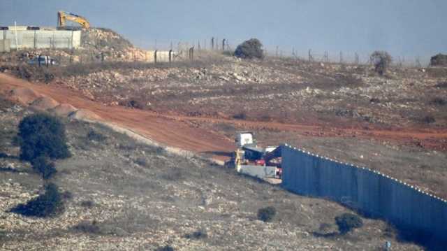 متحديا القرارات الأممية.. الاحتلال يبني جدارا إسمنتيا في عمق الأراضي اللبنانية