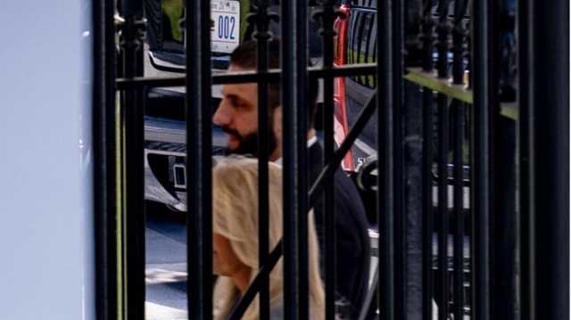 جدل واسع أثارته تفاصيل زيارة الشرع للبيت الأبيض.. من الباب الخلفي حتى الجلسة