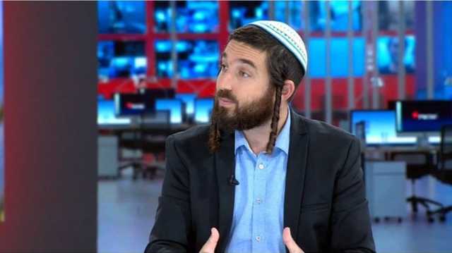 عضو كنيست متطرف يقتحم الحرم الإبراهيمي بحذائه ويستفز المصلين (شاهد)