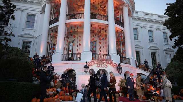 بعد قاعة الحفلات.. ترامب يتباهى بتجديد حمام في البيت الأبيض