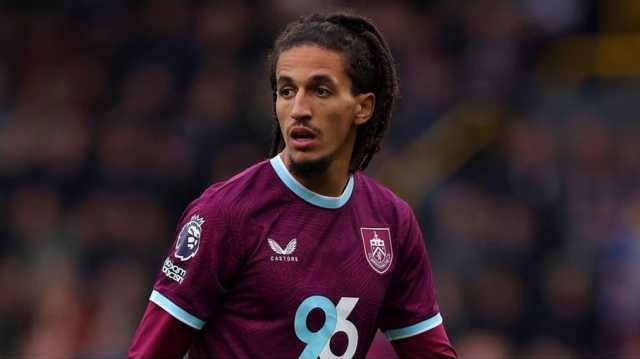 الاتحاد الإنجليزي يتهم التونسي المجبري بسوء السلوك بسبب واقعة البصق