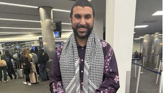 معلق بريطاني يعود إلى لندن بعد الإفراج عنه في أمريكا.. ما القصة؟