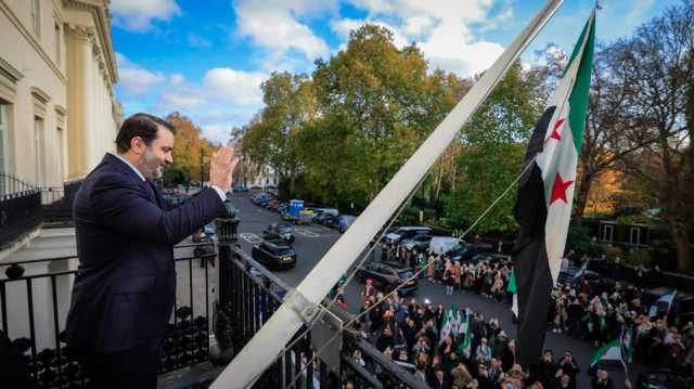 الشيباني يفتتح السفارة السورية بلندن ويرفع العلم.. تجمع حاشد (شاهد)