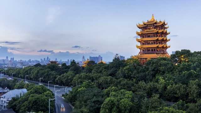 بخور زائر يتسبب في احتراق معبد صيني عمره 1500 عام (فيديو)