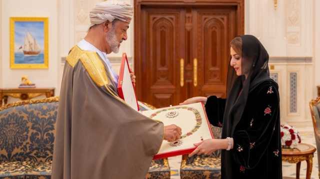 سلطان عُمان يمنح عقيلته الجليلة وسام الشرف الأعظم
