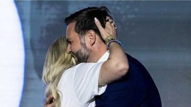 عناق أرملة كيرك ونائب ترامب يثير جدلا في الولايات المتحدة (شاهد)