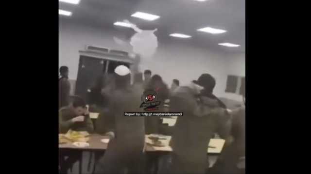 مشاجرة كبيرة وضرب بالمقاعد بين جنود بقاعدة عسكرية للاحتلال (شاهد)