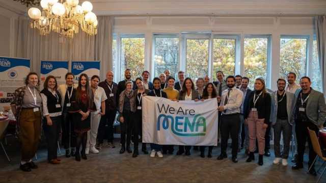 يديعوت: سوريون وإسرائيليون على طاولة واحدة بقمة تطبيع شبابي في باريس (صور)