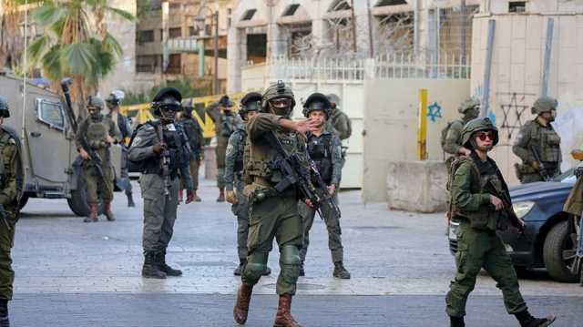 الاحتلال يعتقل 100 فلسطيني من الخليل.. وهجمات للمستوطنين في نابلس