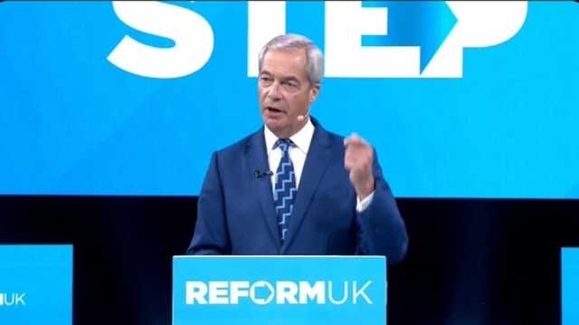 اتهامات عنصرية تطارد زعيم حزب الإصلاح البريطاني.. ودعوات للتوضيح