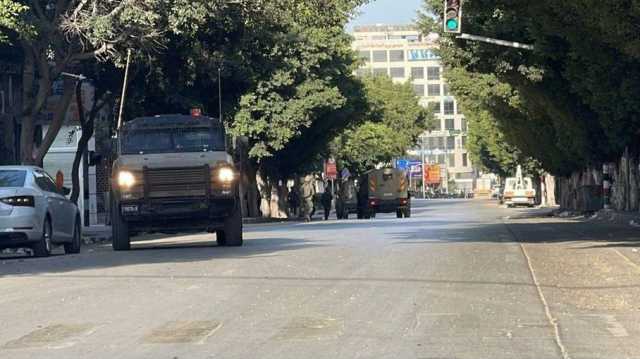 عدوان إسرائيلي واسع على نابلس.. إطلاق نار وتحطيم أقفال المتاجر