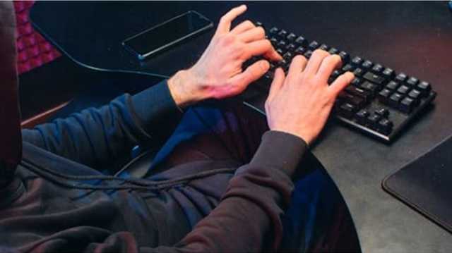 لحظة القبض على ملكة الكريبتو في بريطانيا بعد أكبر عملية احتيال رقمي (شاهد)