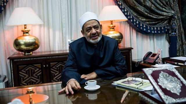 لماذا أجلس شيخ الأزهر أحمد الطيب طفلا على مقعده؟ (شاهد)