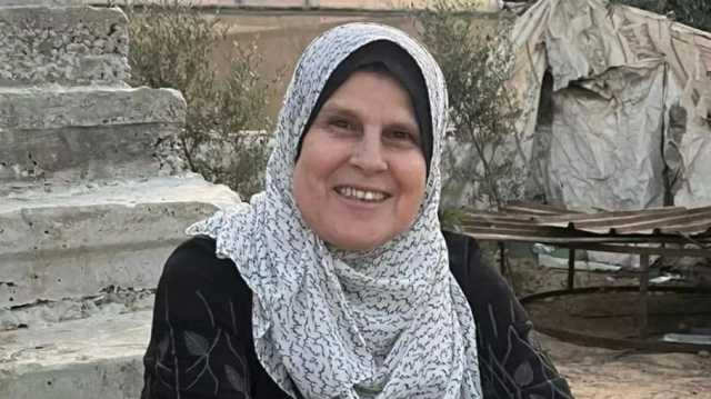 هذه قصة الجدة الفلسطينية التي قنصها الاحتلال بغزة.. حفيدها لوح بعلم أبيض بجانبها (شاهد)