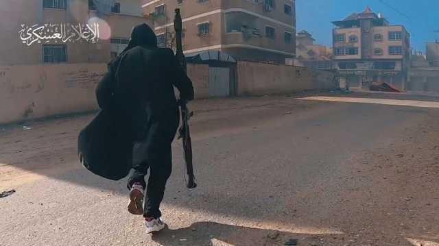 بالطو القسام.. أناقة مقاتل بخانيونس تثير تفاعلا بين النشطاء (شاهد)