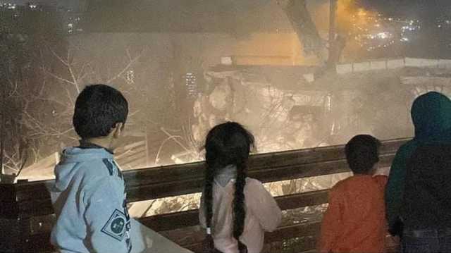 الاحتلال يجبر مقدسيا على هدم منزله بنفسه وسط أجواء شديدة البرودة (شاهد)