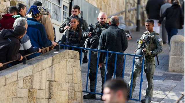 قيود إسرائيلية مشددة تمنع الفلسطينيين من الصلاة بالمسجد الأقصى (شاهد)