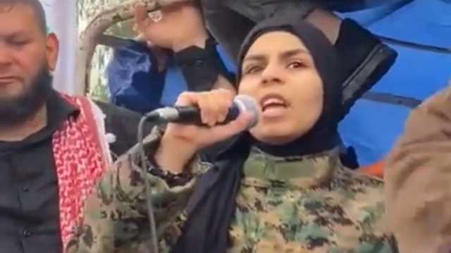 ابنة قيادي في القسام ترتدي زي والدها العسكري عقب استشهاده برفقة العاروري (شاهد)
