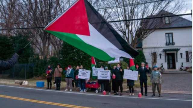 نشطاء يحاكون قتل المدنيين الفلسطينيين في غزة أمام منزل بلينكن (شاهد)