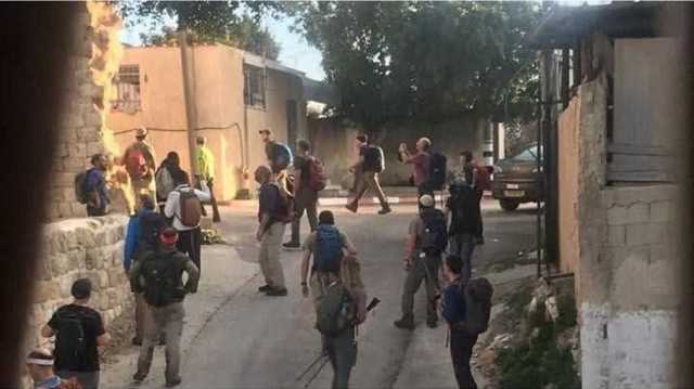 مطاردة وضرب ونهب.. الغارديان تكشف عنف المستوطنين في الضفة الغربية