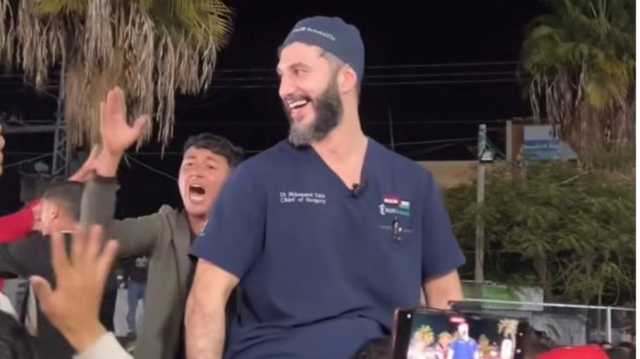 غزيون يحتفلون بالصفقة ووقف إطلاق النار برفقة طبيب عراقي (شاهد)