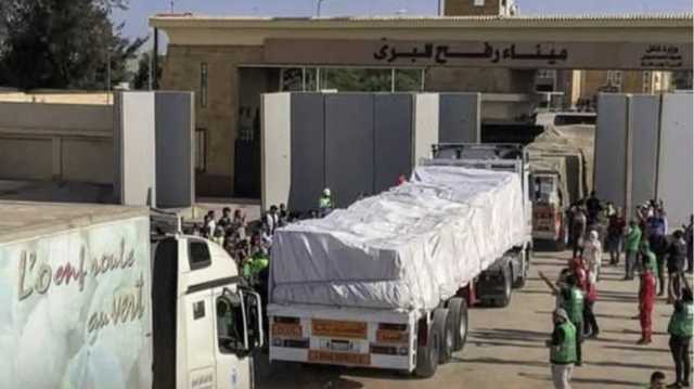 مئات شاحنات المساعدات تنتظر أمام معبر رفح لدخول غزة