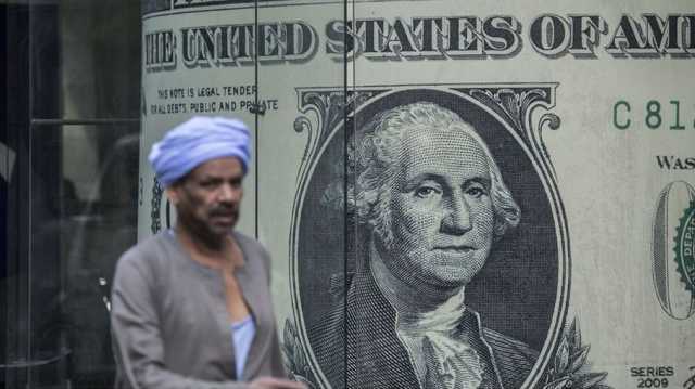 الحكومة المصرية تبشر بانتهاء أزمة الدولار قريبا.. تطمينات أم صفقات عابرة للاقتصاد؟