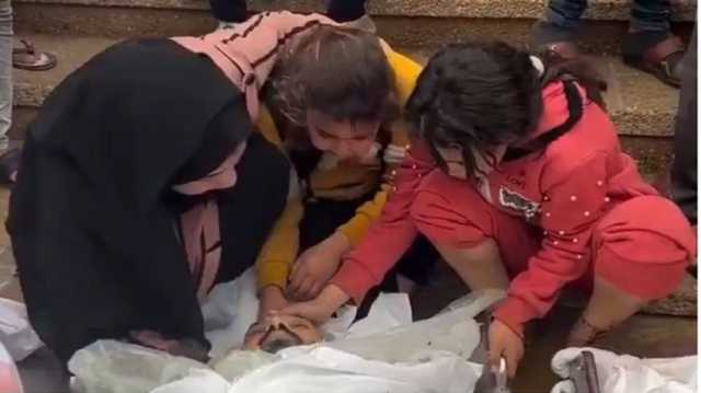 طفلات يودعن والدهن بعد استشهاده في غزة.. شفناك غيرنا ما شافوا أبوهم (فيديو)