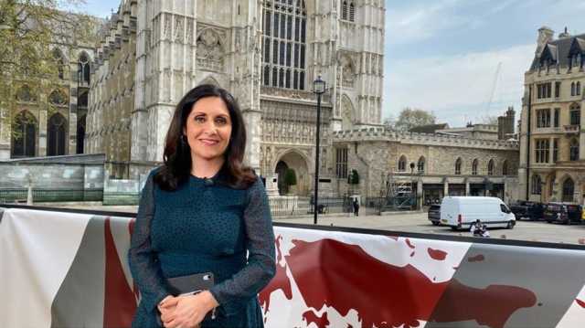 شاهد كيف قامت مذيعة BBC بـ إشارة بذيئة على الهواء مباشرة.. اعتذرت لاحقا