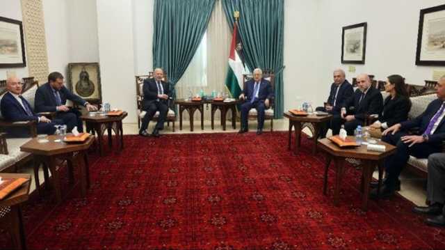 عباس يلتقي مدعي عام الجنائية الدولية.. ويطالبه بسرعة التحقيق في جرائم الحرب