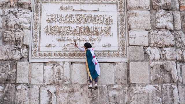 سوريون يزيلون بمطرقة اسم حافظ الأسد من جدارية بالجامع الأموي (شاهد)‏