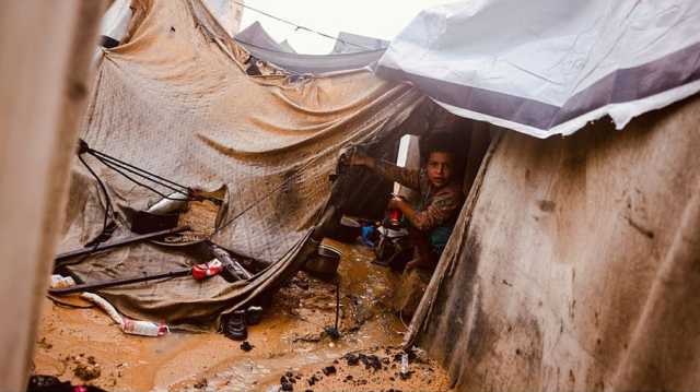 وفاة طفلة رضيعة بردا في غزة.. والأمطار تغرق خيام النازحين (شاهد)