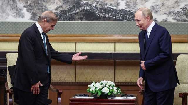 هل اقتحم شهباز شريف اجتماعا لبوتين وأردوغان في تركمانستان؟ (شاهد)