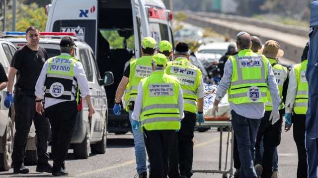 إصابة إسرائيليين بعملية طعن قرب رام الله.. واستشهاد المنفذ