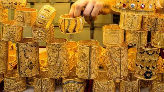الذهب بأدنى مستوى في أسبوعين.. والدولار إلى ارتفاع