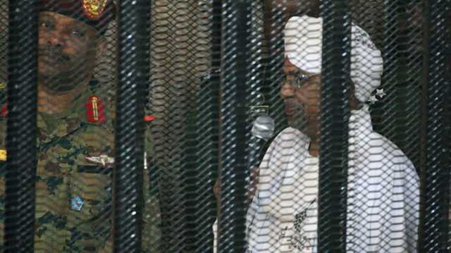 نقل الرئيس السوداني المعزول من السلاح الطبي.. فما الأسباب؟