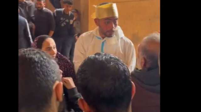 لقطات تظهر إعدام الاحتلال أسيرا أدخله مكبلا إلى مجمع ناصر بخانيونس (فيديو)