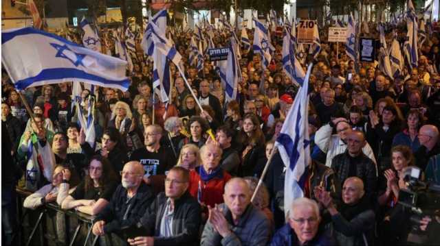 آلاف الإسرائيليين يتظاهرون ضد نتنياهو.. طالبوا بتنحيه وصفقة تبادل
