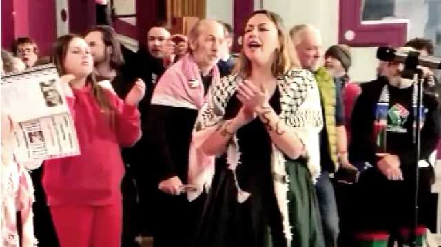 مغنية بريطانية تغني مع فرقة كبيرة من النهر إلى البحر.. رفضت تهمة معاداة السامية (فيديو)