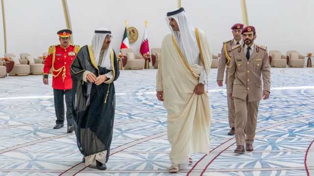 هكذا تفاعل أمير الكويت مع العرضة القطرية لدى وصوله الدوحة (شاهد)