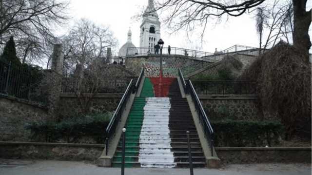 العلم الفلسطيني على درجات كنيسة القلب المقدس بفرنسا يشد أنظار العالم (شاهد)