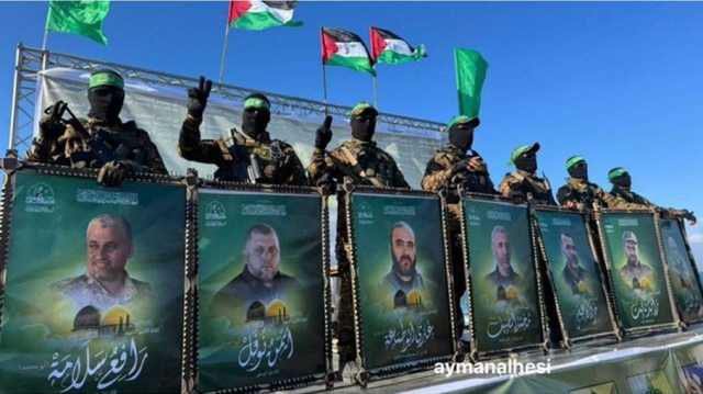 جنود القسام يهتفون لمحمد الضيف في غزة خلال تسليم أسير إسرائيلي (شاهد)