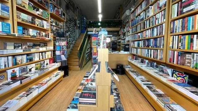 الاحتلال الإسرائيلي يقتحم مكتبة بالقدس ويستولي على ممتلكاتها (شاهد)